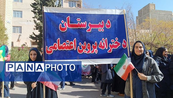 حضور پرشور دانش آموزان شهر محلات در راهپیمایی ۱۳ آبان در شهر محلات 