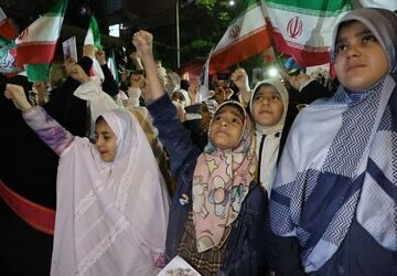 جشن تکلیف دختران در خیابان بیت رهبری بدون حضور امام شهید