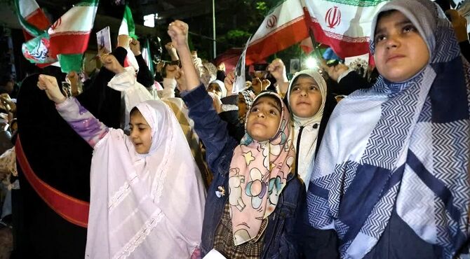 جشن تکلیف دختران در خیابان بیت رهبری بدون حضور امام شهید