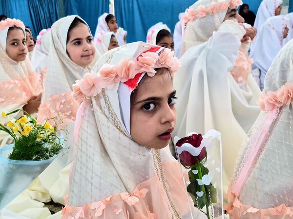 آیین سپیدپوشان؛ جشن تکلیف دختران عنبرآباد