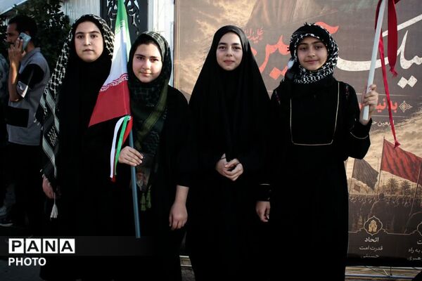 حضور خانوادگی نوجوانان دهه نودی در پیاده روی اربعین حسینی(ع)