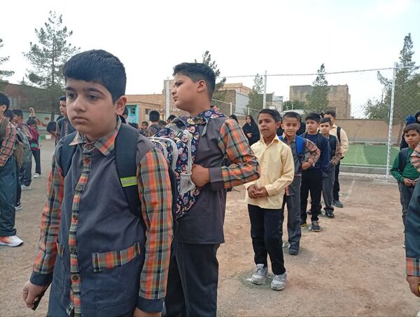 آغاز بازگشایی مدارس و شور و حال دانش آموزان دبستان شهید پسندیده فدافن در نخستین روز پاییز