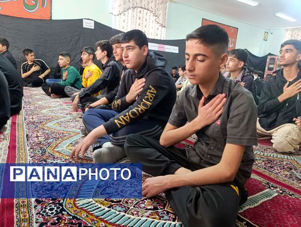 مراسم سالگرد شهادت حضرت فاطمه‌ زهرا (س) در مدرسه پس از اقامه نماز جماعت