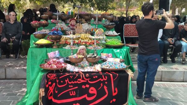 برپایی سفره‌ی احسان در محوطه بیمارستان فوق تخصصی آیت‌الله یثربی کاشان