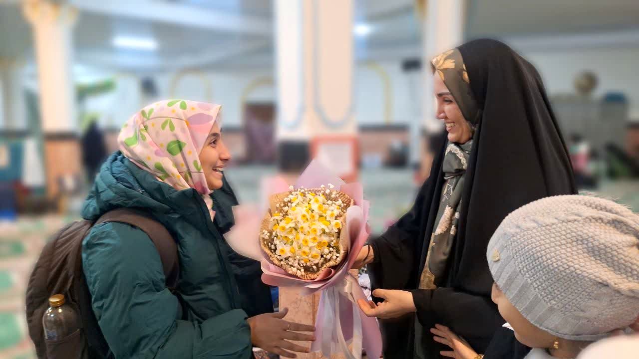 استقبال خانواده‌ها از دختران معتکف در مسجدالنبی کرج