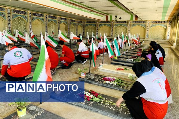 تجدید میثاق سرخ پوشان هلال احمر شهرستان سپیدان با شهدای گلگون کفن