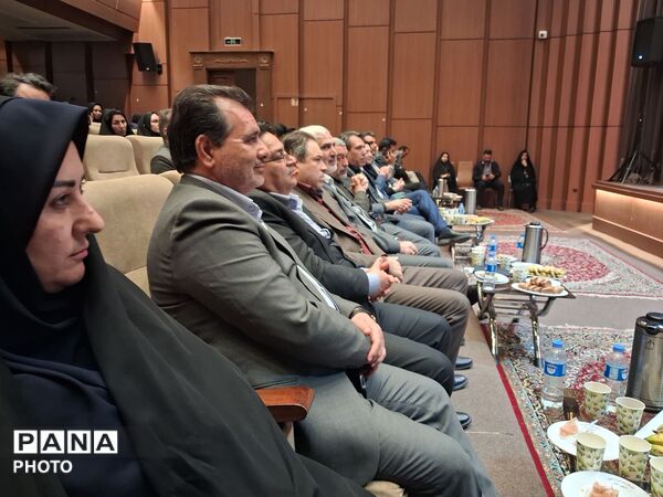 تجلیل از برگزیدگان استانی پژوهش سراها