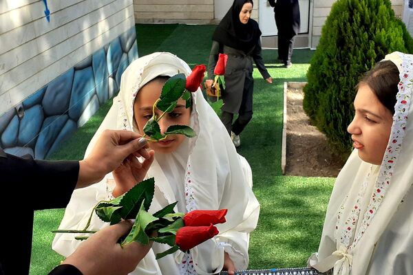 جشن شکفتن غنچه‌ ها، در دبستان مهرتابان بهارستان دو