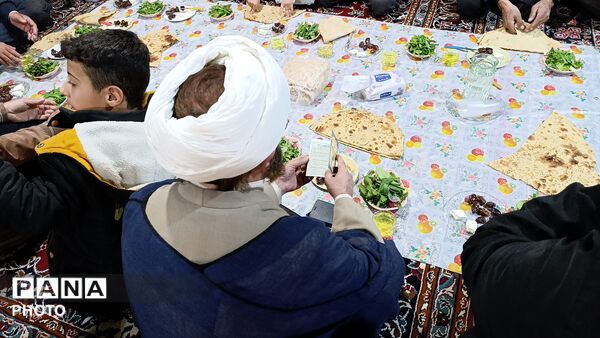 برپایی سفره‌های افطار ساده در شهر سفیددشت 