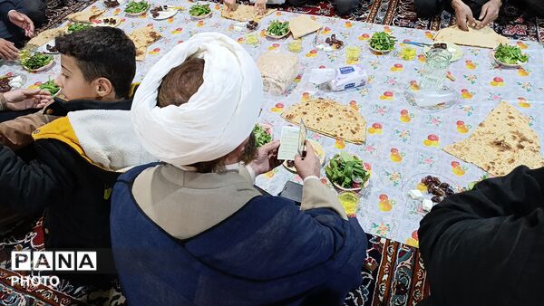 برپایی سفره‌های افطار ساده در شهر سفیددشت 