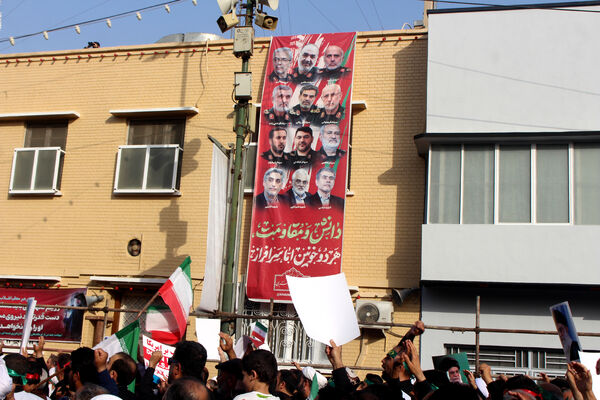 حماسه حضور نوجوانان کفن‌پوش قمی در راهپیمایی «عهد خون»