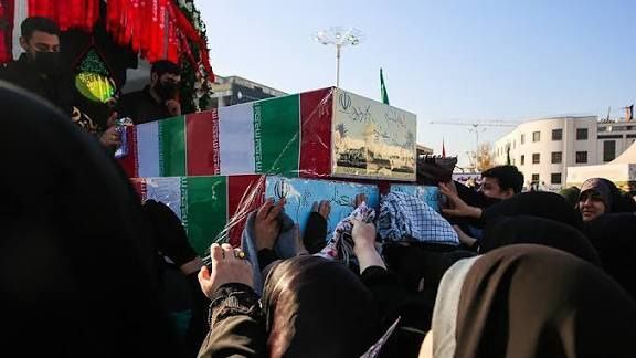 بدرقه پیکر مطهر ۱۳ شهید گمنام در اجتماع عظیم فاطمیون مشهد