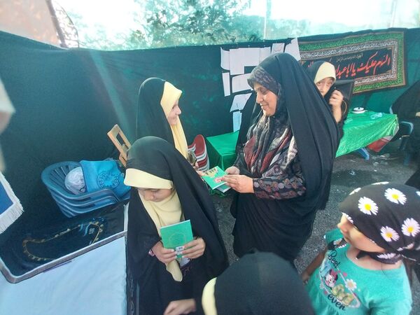 خدمت‌رسانی پیشتازان و خبرنگاران دانش‌آموزی در موکب عشاق‌الحسین گاوازنگ