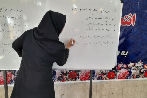  انتخابات انجمن اولیا و مربیان دبیرستان شاهد فیض