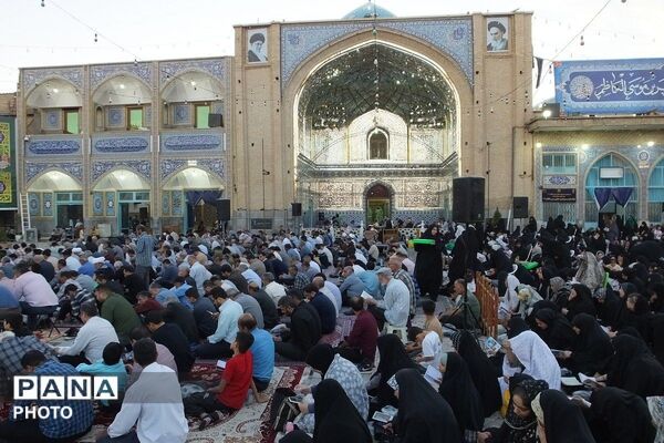 طنین نوای ملکوتی دعای عرفه در حرم حضرت جعفر بن موسی الکاظم (ع) پیشوا