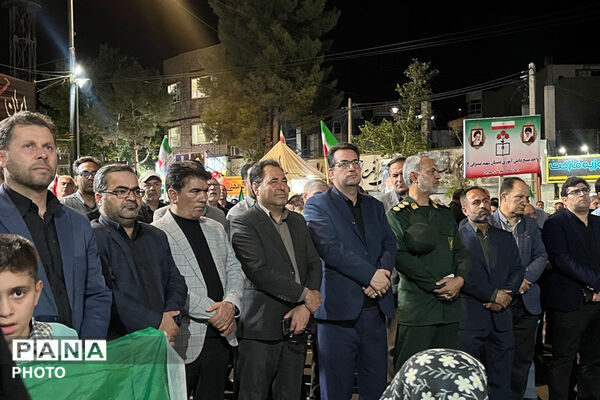 میان دانش‌آموزان و رهبر شهید پیمان جاودانه با نوای سرود رقم خورد