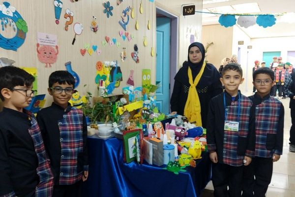 بازدید کارشناس پژوهش ناحیه دو شهرری از نمایشگاه پژوهش دبستان قلنبر