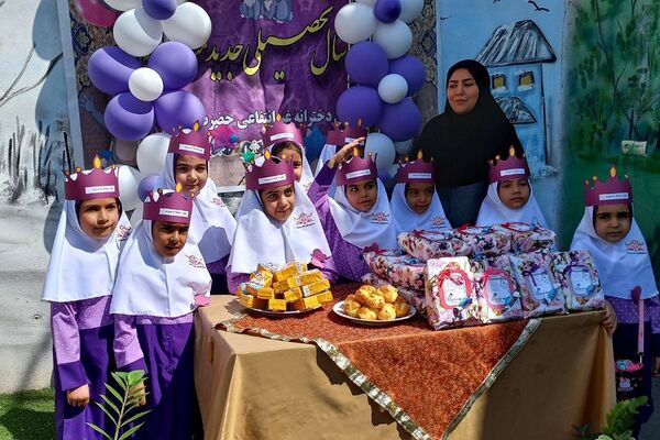 جشن شکوفه‌ها در دبستان حضرت مریم قیامدشت