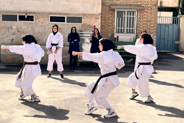 قدرت،هیجان و مهارت در نمایش کاراته کاران دبیرستان رضوان در افتتاحیه المپیاد ورزشی