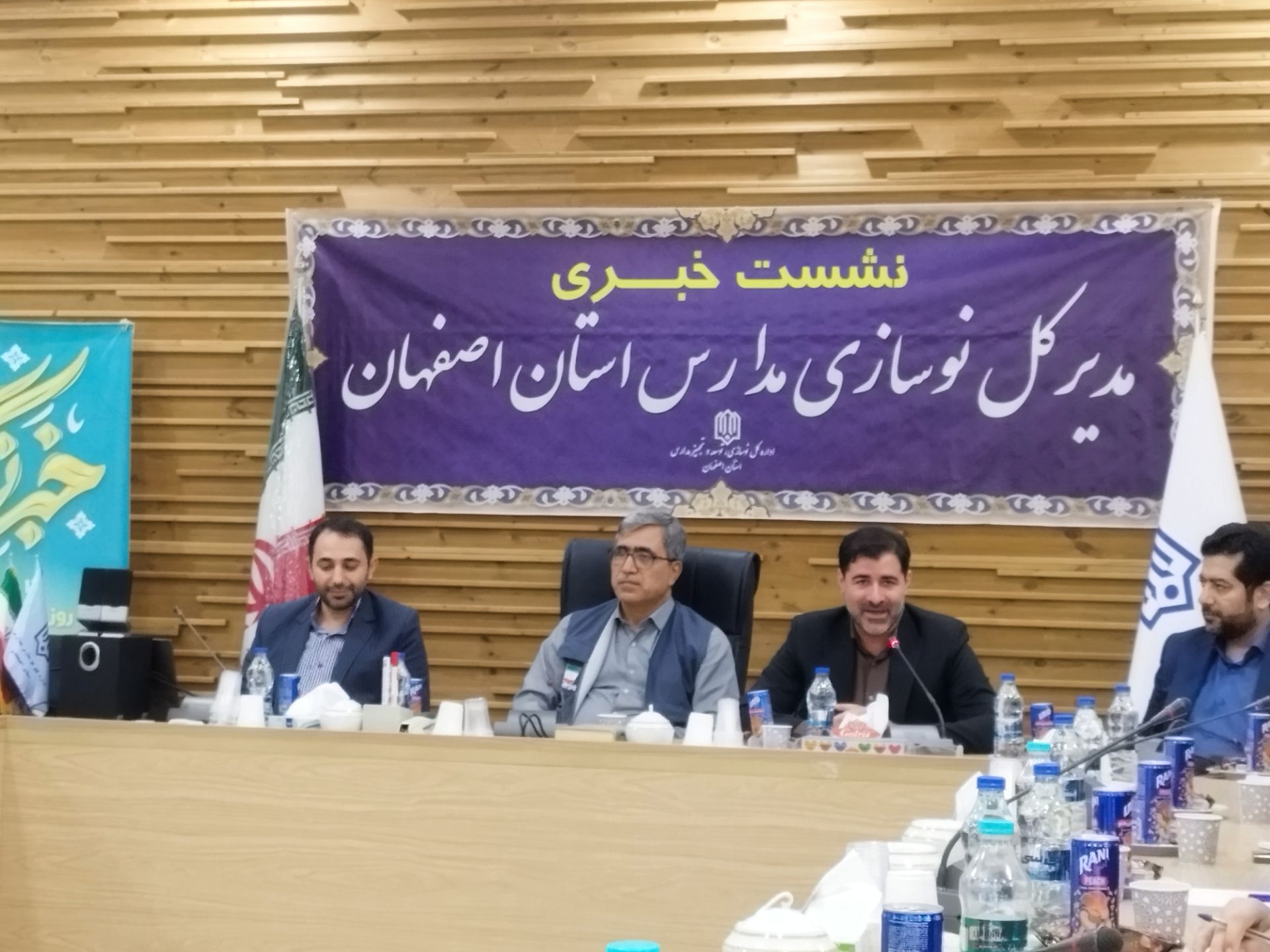 نشست خبری مدیرکل نوسازی مدارس استان اصفهان با دانش آموز خبرنگاران پانا