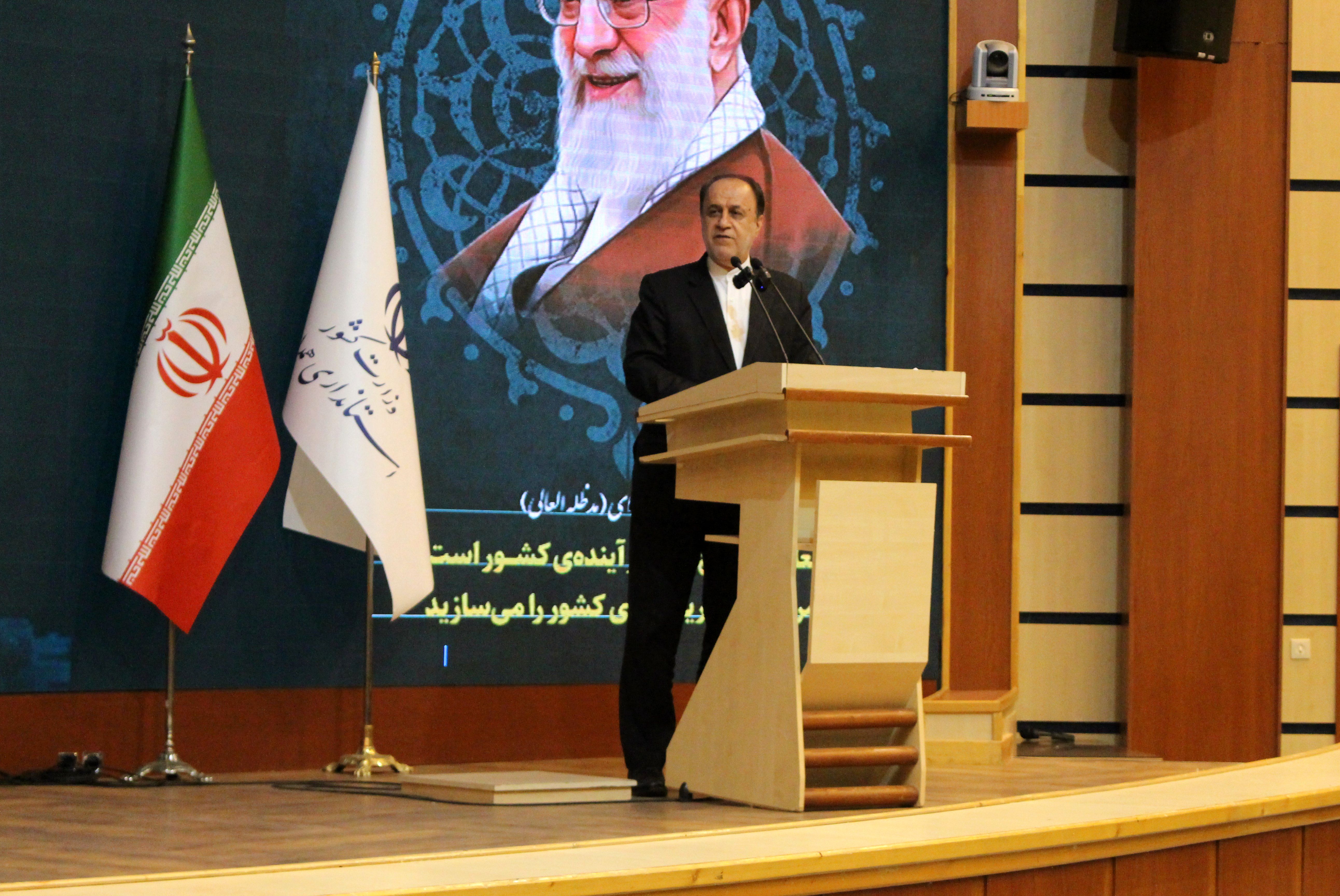 جایگاه معلم قله‌ای‌ست که باید در تراز نظام اسلامی دیده شود