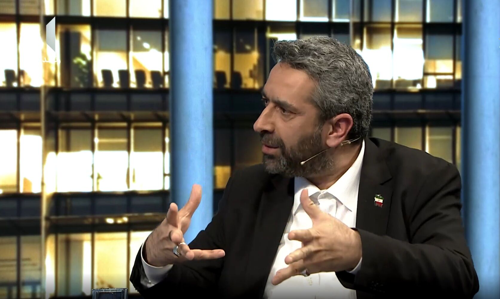 چرا در راهپیمایی ۲۲ بهمن از بانوان کم‌حجاب یا بی‌حجاب تصویر پخش می‌کنیم، اما در سایر ایام در رسانه ملی غایب هستند + فیلم