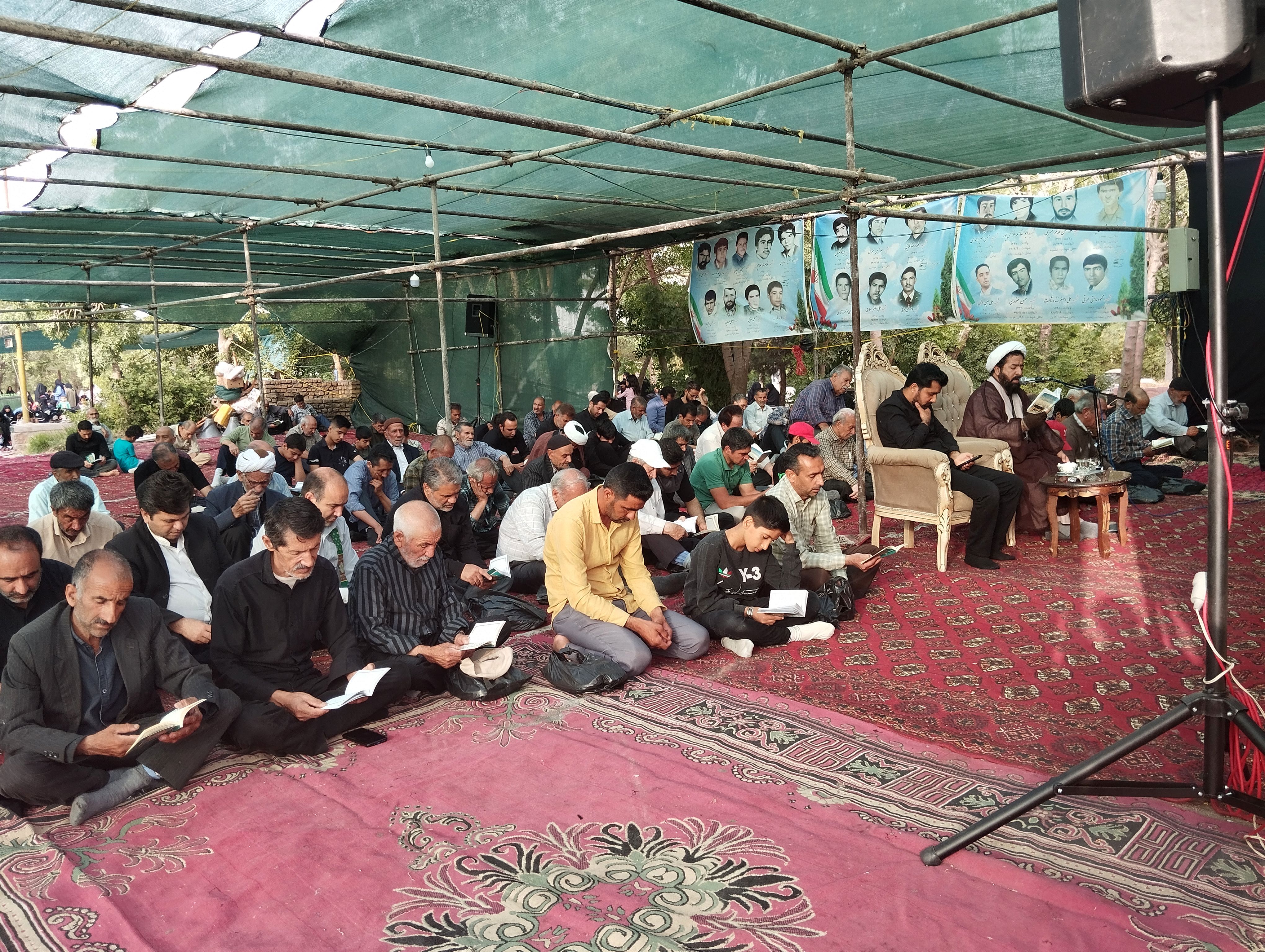 محفل نورانی دعای عرفه در گلزار شهدای شهرک طرق 