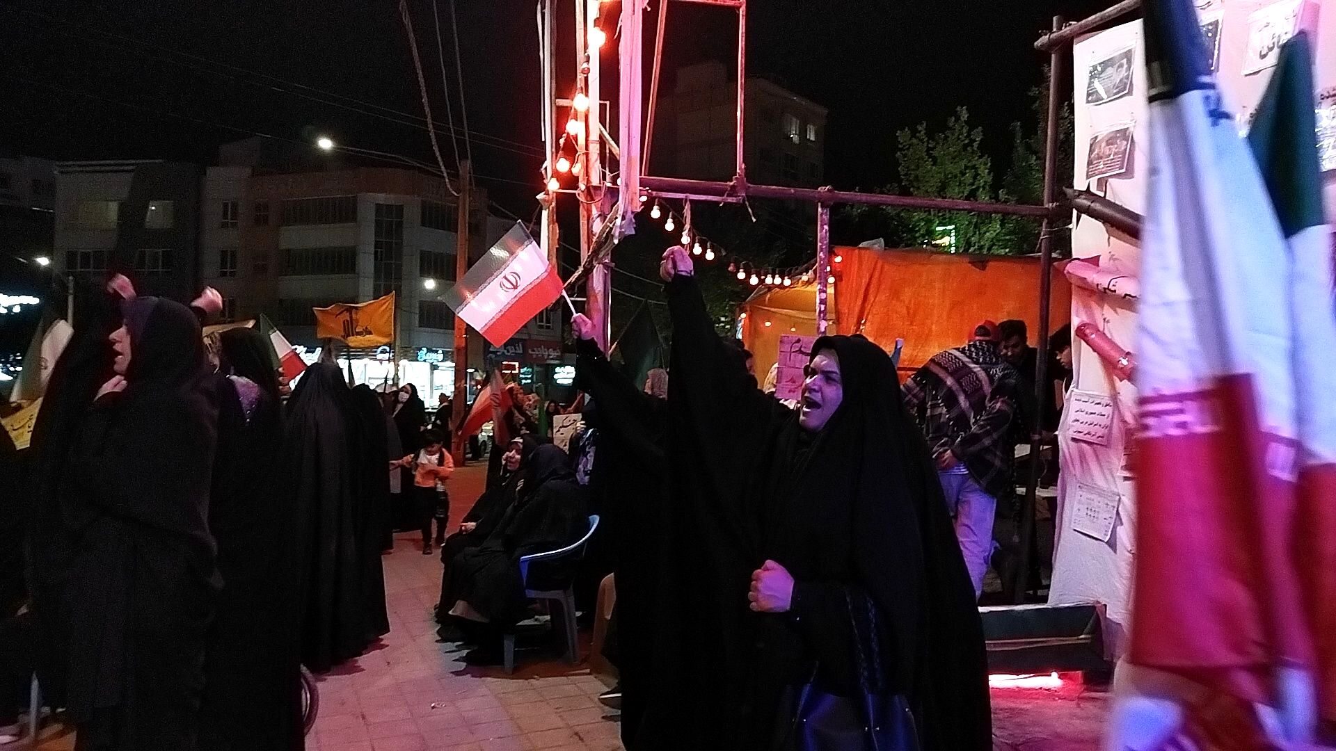 میدان ازادی هر شب میزبان وطن پرستان نیشابوری می شود 