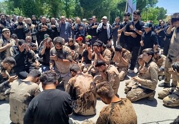 شور حسینی در نورآباد؛ اقامه نماز ظهر عاشورا با حضور پرشور عزاداران