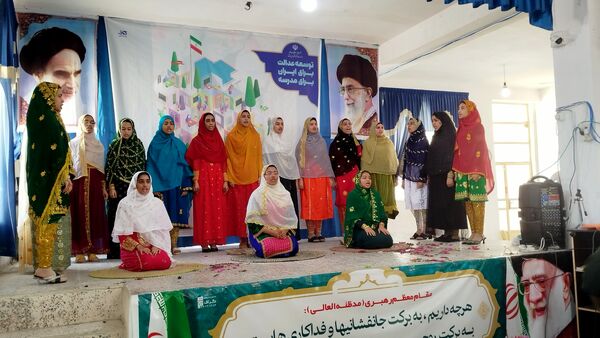 رقابت سرودهای مدرسه‌ای با هم‌صدایی دختران بندرلنگه