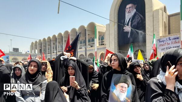  نمایشِ اقتدار در تشییعِ رهبر شهید