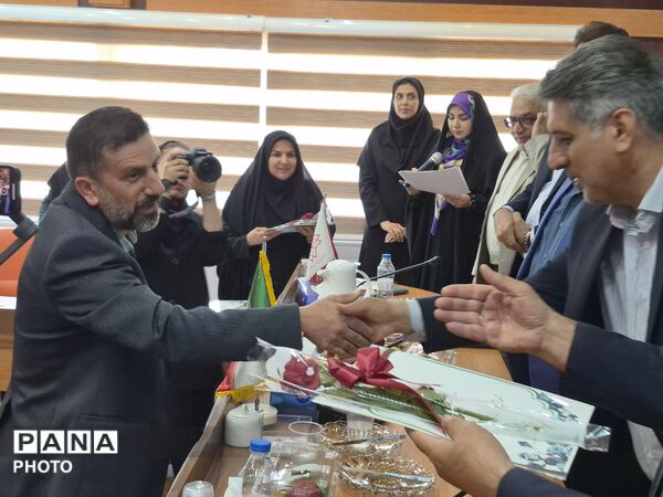 معلمان نمونه در قاب افتخار آموزش و پرورش منطقه ۵