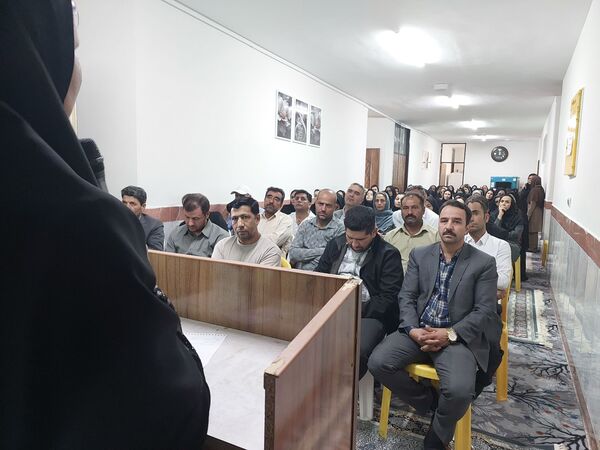جلسه انجمن اولیا و مربیان در دبیرستان نمونه دولتی مهرورزان خواف