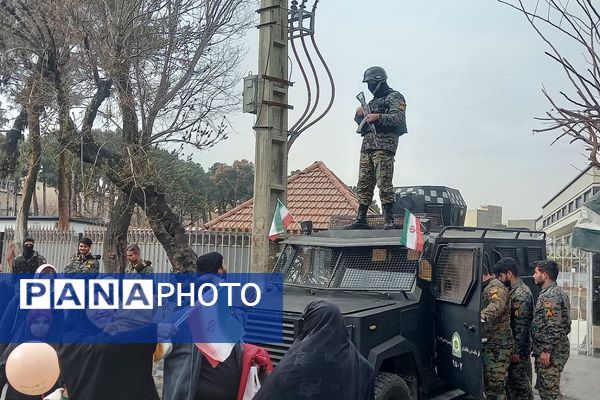 حضور اقشار مختلف مردم شهرری در راهپیمایی ۲۲ بهمن