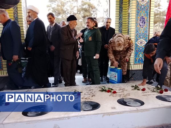 غبارروبی و عطرافشانی گلزار مطهر شهدا در نیشابور 