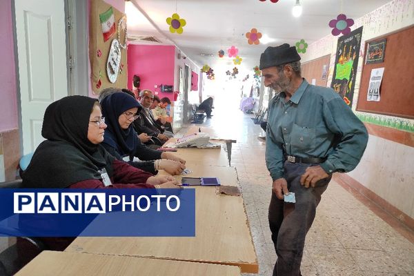 مشارکت حداکثری مردم شهیدپرور شهر تیتکانلو بخش خبوشان پای صندوق‌های رأی 