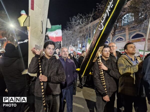 حضور پرشور دانش‌آموزان، نوجوانان وکودکان اردبیلی در تجمع حمایتی از جبهه مقاومت ورزمندگان پرتوان اسلام