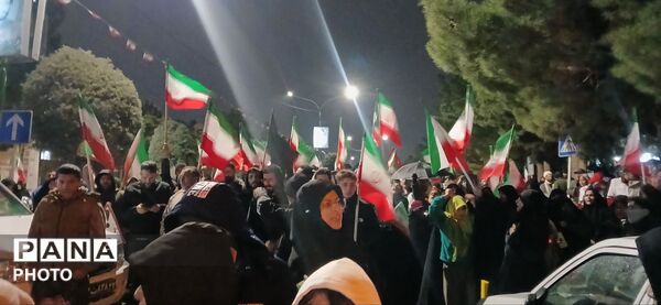 تشییع پیکر شهدای جنگ رمضان بر دستان مردم ساوجبلاغ 