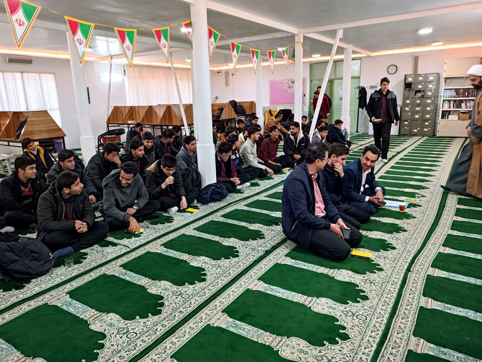 جشن ولادت باسعادت حضرت مهدی (ع) در دبیرستان نمونه آیت‌الله خامنه‌ای
