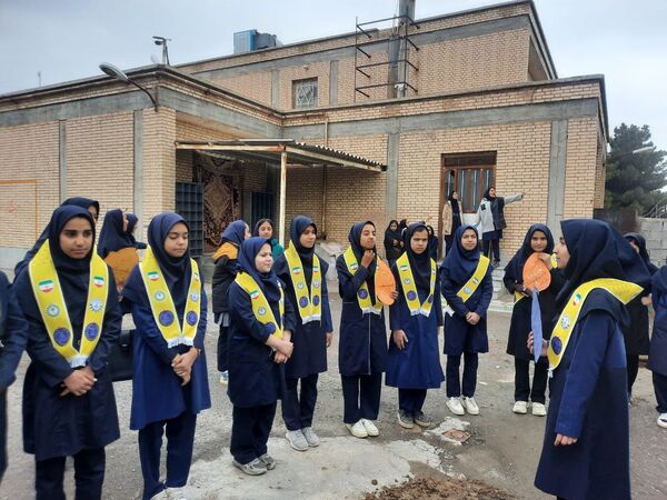 در هفته درختکاری دبیرستان دخترانه فدک تربت جام سرسبزتر شد