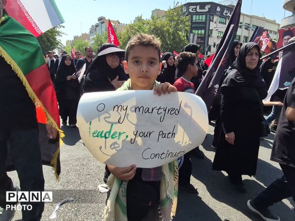 اشک یک ملت در بدرقه رهبر شهید