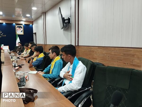 نشست صمیمی اعضای شورا و مجمع دنش آموزی قم با مدیرکل آموزش و پرورش استان