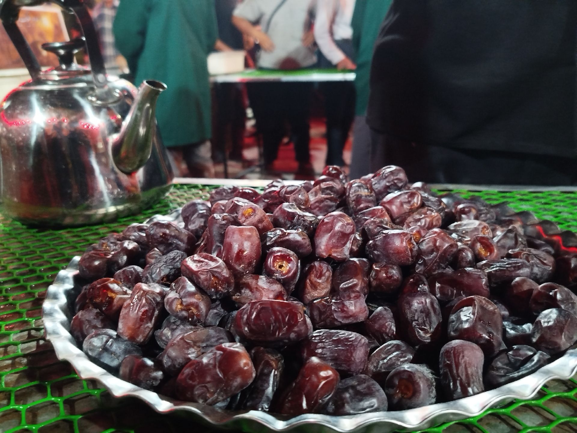۱۷۵ شب خدمت در آستان آل‌الله؛ حال‌وهوای چایخانه حضرت زهرا (س) در شب شهادت امام حسن عسکری (ع)