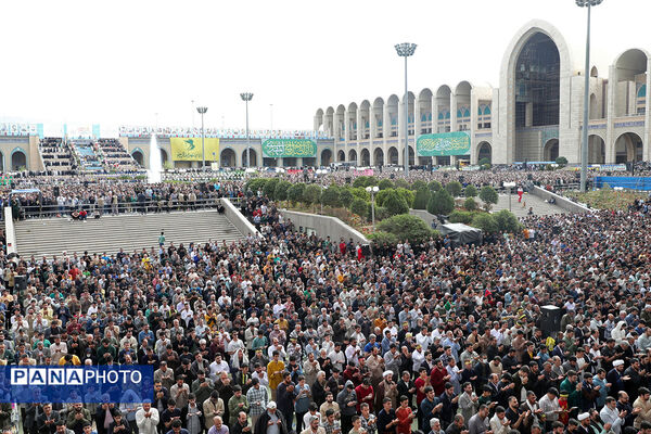 اقامه نماز عید فطر به امامت مقام معظم رهبری
