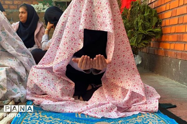 اقامه نماز دانش‌آموزان پایه هشتم در دبیرستان نگین دانش