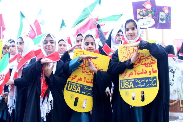 راهپیمایی ۱۳ آبان روز غلبه بر استکبار جهانی دانش‌آموزان شهر یزد