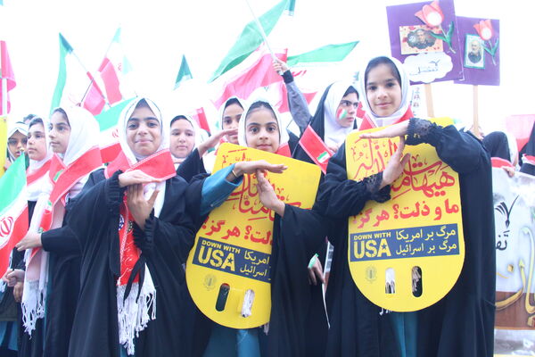 راهپیمایی ۱۳ آبان روز غلبه بر استکبار جهانی دانش‌آموزان شهر یزد