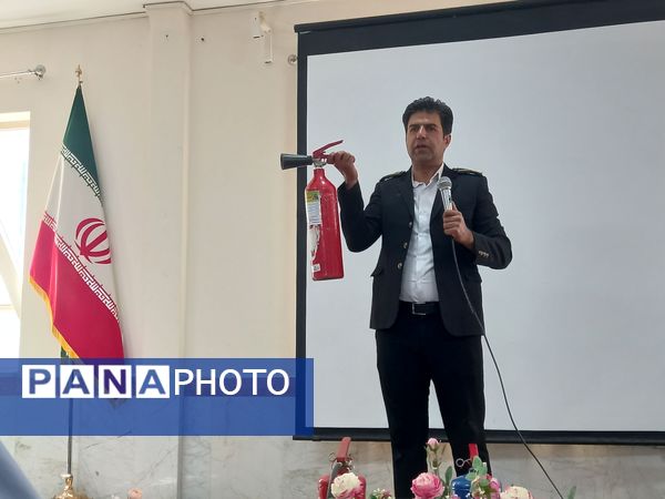 حضور آتش نشان به مناسبت وز آتش نشان و ایمنی در مدرسه نمونه دولتی وکیلی ۱۰