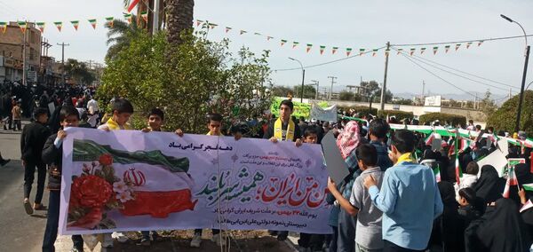 حضور دانش‌آموزان مدرسه نمونه دولتی علی ابن ابی طالب جیرفت در راهپیمایی یوم الله ۲۲ بهمن