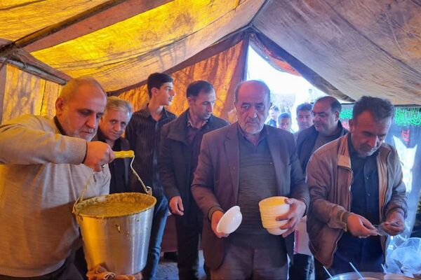 پذیرایی موکب شهدای فیروزکوه در روز شهادت حضرت فاطمه (س).